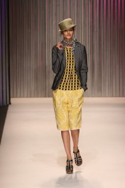 model yürür tracy reese pist