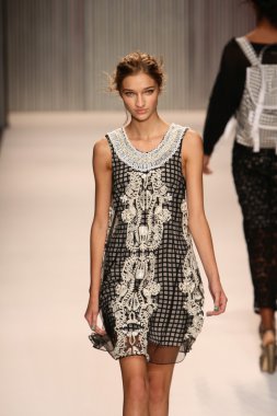 model yürür tracy reese pist