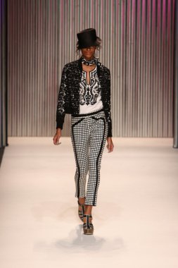 model yürür tracy reese pist