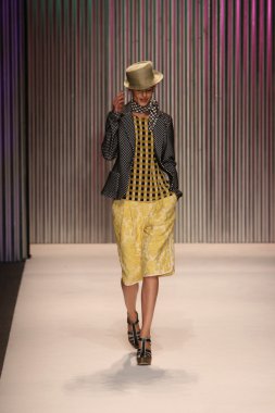 model yürür tracy reese pist