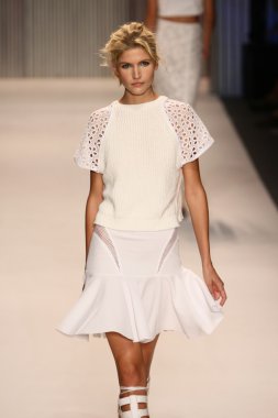 model yürür tracy reese pist