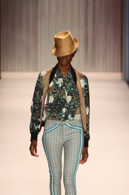 model yürür tracy reese pist