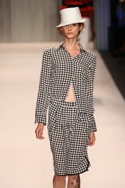 model yürür tracy reese pist