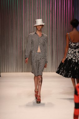 model yürür tracy reese pist