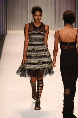 model yürür tracy reese pist