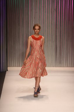 model yürür tracy reese pist