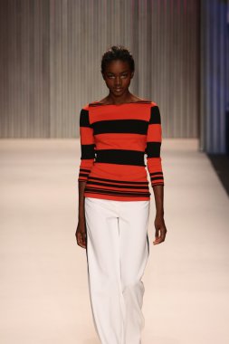 model yürür tracy reese pist