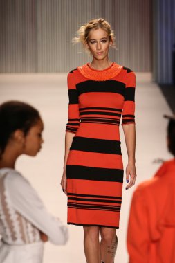 model yürür tracy reese pist