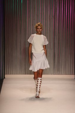 model yürür tracy reese pist