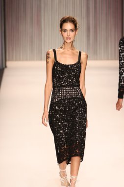 model yürür tracy reese pist