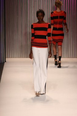 model yürür tracy reese pist