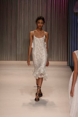 model yürür tracy reese pist