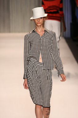 model yürür tracy reese pist