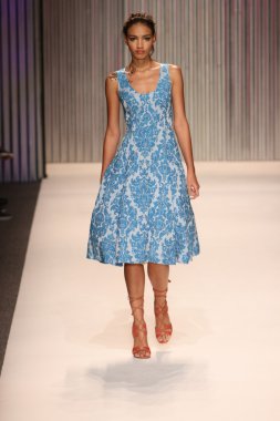 model yürür tracy reese pist