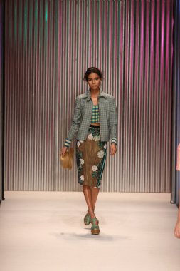 model yürür tracy reese pist