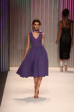 model yürür tracy reese pist