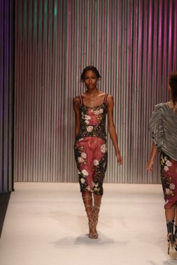 model yürür tracy reese pist