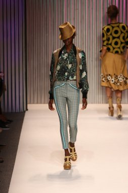 model yürür tracy reese pist