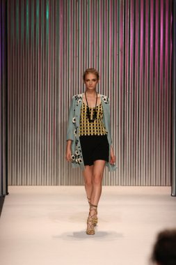 model yürür tracy reese pist