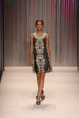 model yürür tracy reese pist