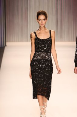 model yürür tracy reese pist