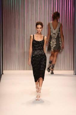 model yürür tracy reese pist