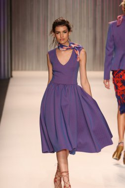 model yürür tracy reese pist