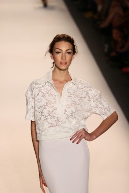 model yürür tracy reese pist