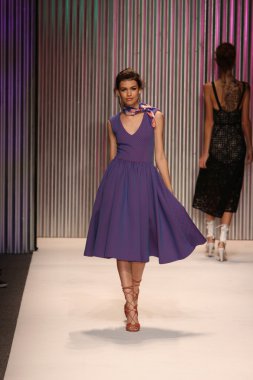 model yürür tracy reese pist