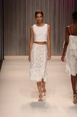 model yürür tracy reese pist