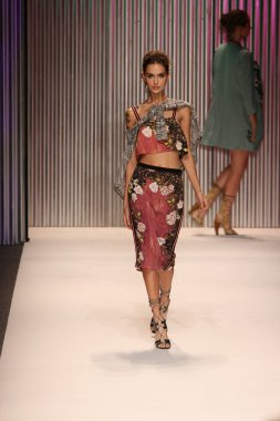 model yürür tracy reese pist