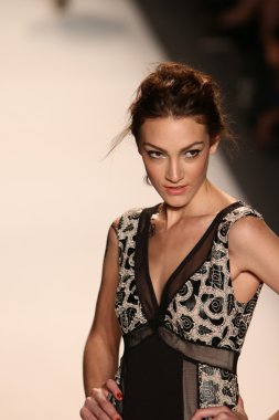 model yürür tracy reese pist