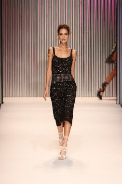 model yürür tracy reese pist