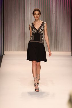 model yürür tracy reese pist