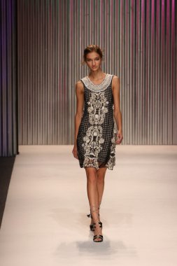 model yürür tracy reese pist