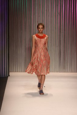 model yürür tracy reese pist