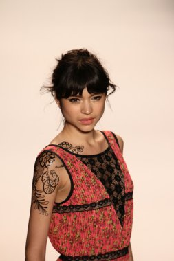 model yürür tracy reese pist