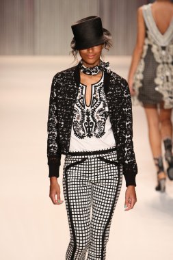 model yürür tracy reese pist