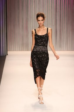 model yürür tracy reese pist