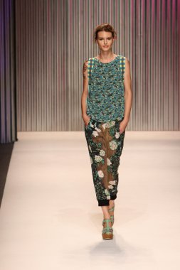 model yürür tracy reese pist