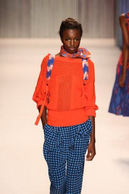 model yürür tracy reese pist