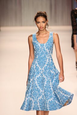 model yürür tracy reese pist