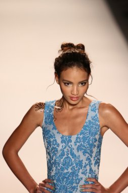 model yürür tracy reese pist