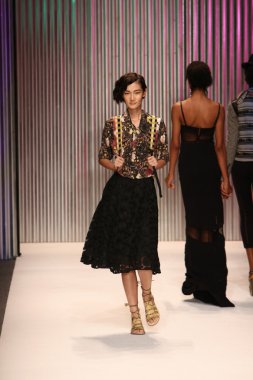 model yürür tracy reese pist