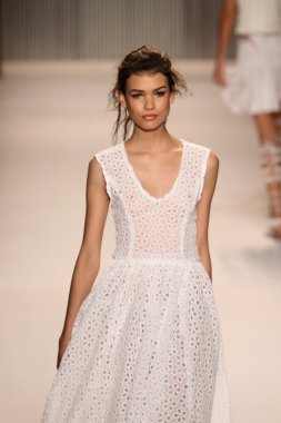 model yürür tracy reese pist