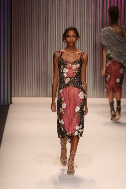 model yürür tracy reese pist