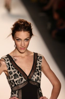 model yürür tracy reese pist