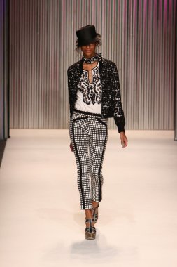 model yürür tracy reese pist