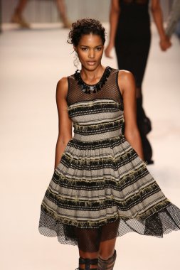 model yürür tracy reese pist