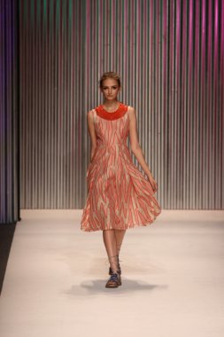 model yürür tracy reese pist